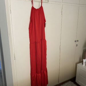 Φόρεμα κόκκινο σατεν αφόρετο