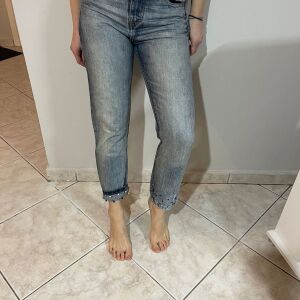 Jeans με λεπτομερεία πέρλες στο ρεβέρ 34-36