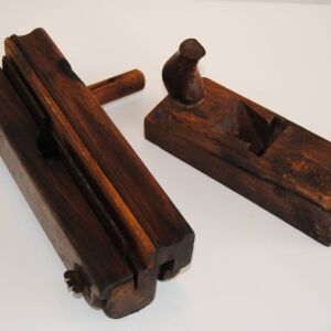 Δύο παλαιά ξυλουργικά εργαλεία ( πλάνες - ροκάνια ) . Μαζί και τα δύο . Για κατάσταση δες φωτ.