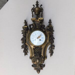 Ρολόι επιτοίχιο μπρούντζινο γαλλικό, τεχνοτροπίας "LOUIS XV",  περίπου 150 ετών.