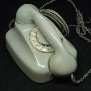 Vintage επιτραπέζιο τηλέφωνο "SIEMENS" σε γκρι χρώμα.