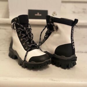 Moncler άσπρο μαύρα παπούτσια μποτάκια με κορδόνια νούμερο 38