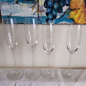 Ποτήρια κρυστάλλινα (4) Champagne flute NN. Ύψος: Τα δύο 25 εκ και τα άλλα δύο 23 εκ. Αμεταχείριστα. Σε άριστη κατάσταση