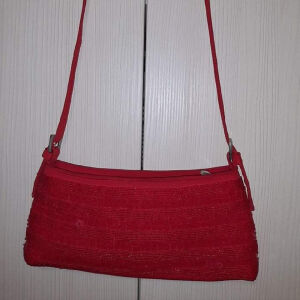 Τσάντα κόκκινη με κεντημενες χάντρες σε διαφανο χρωμα, είτε ώμου είτε χιαστι