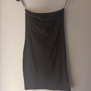 Κολακευτικό μαύρο στράπλες μίνι φόρεμα