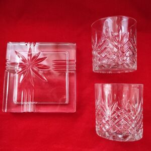 Κρυστάλλινο τασάκι τετράγωνο με δώρο 2 κρυστάλλινα ποτήρια του whiskey - Crystal square ashtray with a gift of 2 crystal whiskey glasses