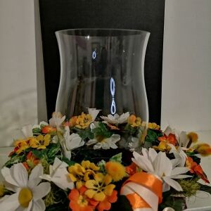 κηροπήγιο επιτραπέζιο με λαμπόγυαλο και στεφάνι από μεταξωτά λουλούδια