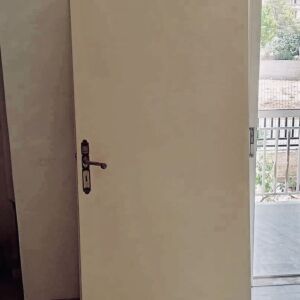 Ξύλινη πόρτα δωματιου