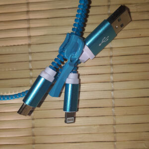 Μπλε διπλό καλώδιο για θύρα lightning και Micro USB και συνδέεται με τη κοινή USB 2.0