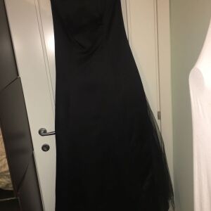 maxi βραδυνο φορεμα στραπλες μαυρο με μαυρο τούλι εσωτερικά/Dorothy Perkins/UK12/φορεμένο μια φορά