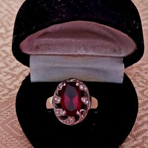 Ασημενιο δαχτυλίδι με πολύ ωραία ημιπολύτιμη  κόκκινη  πέτρα