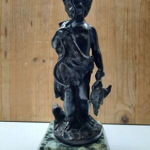Μεταλλικό άγαλμα σε μαρμάρινη βάση - Αγόρι κυνηγός