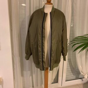 Kendall and Kylie bomber jacket S