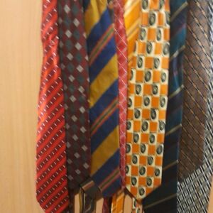 20 γραβάτες  εμπριμέ  σε πολλα σχεδια και χρωματα πολύ καλές 50 ευρώ όλες 5 ευρώ η μια
