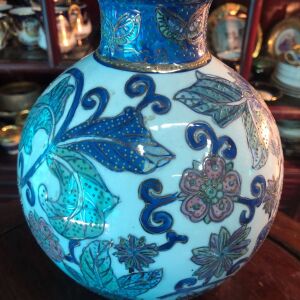 Vintage Delf hand made βάζο πορσελάνης ανάγλυφο επισμαλτωμένο.με υπέροχα σχέδια και χρώματα…Άθικτο!