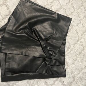 σορτς όψη φούστας Zara δερμάτινο μαύρο noLarge