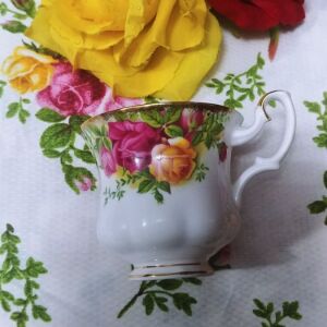 Φλιτζάνι του καφέ Royal Albert "old country roses" bone china England 1993-2002