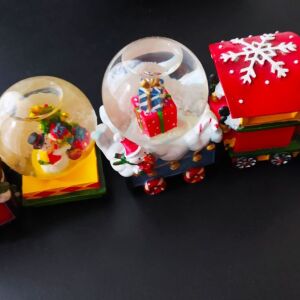 Χριστουγεννιάτικο διακοσμητικό τραινάκι με μικρές χιονόμπαλες