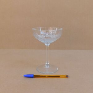 Ποτήρι κρυστάλλινο με εγχάρακτα σχέδια.