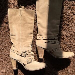 Γυναικείες ολόκληρες δερμάτινες μπότες σε νούμερο 38.  Κατασκευασμένο στην Ιταλία.  Ύψος τακουνιού 7,5 cm.