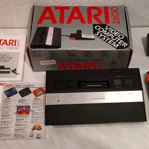 Atari 2600 ΣΤΟ ΚΟΥΤΙ ΤΟΥ, κομπλε, αριστη κατασταση, για συλλεκτη