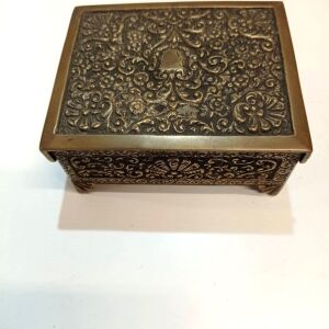 Παλιό μπρούτζινο κουτί - μπιζουτιέρα με πλούσια σκαλίσματα και τα αρχικά του καλλιτέχνη.
