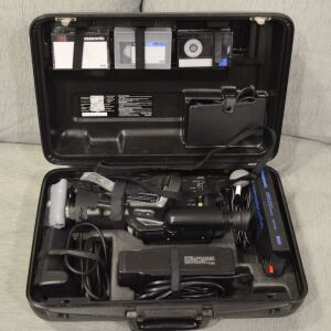 Πλήρης εξοπλισμός βιντεοκάμερας ‘’PANASONIC’’ για επαγγελματική χρήση σε άριστη κατάσταση (150 ευρώ)