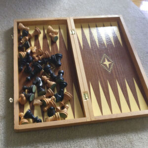Ξύλινο σκάκι με ξύλινα κομμάτια