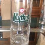 Ποτήρια μπύρας με λογότυπο "Mythos" και "Heineken"