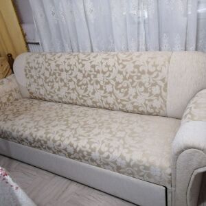 Πωλείται τριθέσιος κλασικός καναπές που γίνεται διπλό κρεβάτι, σε άριστη κατάσταση.