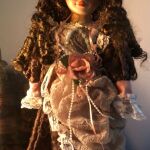 Vintage συλλεκτική Ιταλική κούκλα πορσελάνης δεκαετίας 1980 χειροποίητη μεγάλη επιτραπέζια με την βάση της…Ύψος: 43 cm  (Vintage Italian porcelain doll)