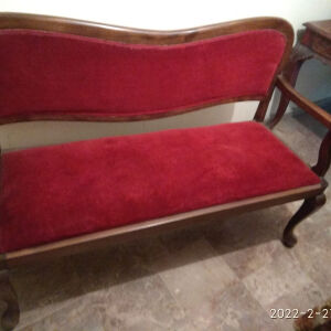 Πωλείται σαλόνι κλασικό, χειροποίητο, ένας τριθέσιος καναπές και δύο πολυθρόνες, 350,00 ευρώ.