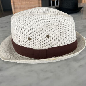 λευκό ψάθινο καπέλο