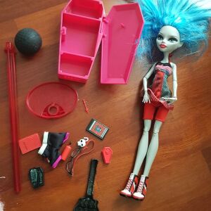 Monster High Classroom Playset And Ghoulia Yelps