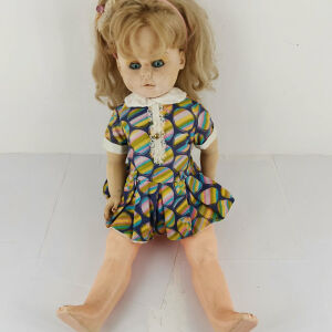 Κούκλα με κόκκαλο και φόρεμα εποχής 1980