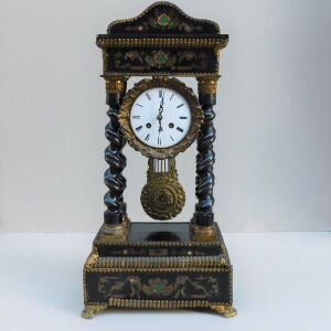 Ρολόι κατασκευασμένο από ξύλο και μπρούντζο, με ένθετο όστρακο χελώνας, τύπου "Portico" - Napoleon III, περιπου 160 ετών.
