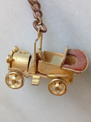 Fiat 501 metal keychain with rotating wheels