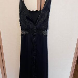 Μαύρο σατέν φόρεμα τύπου lingerie