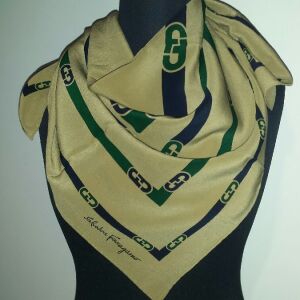 SALVATORE FERRAGAMO ITALY vintage 100% authentic silk scarf
