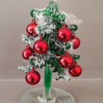 Χριστουγεννιάτικο γυάλινο δέντρο με κόκκινες μπάλες
