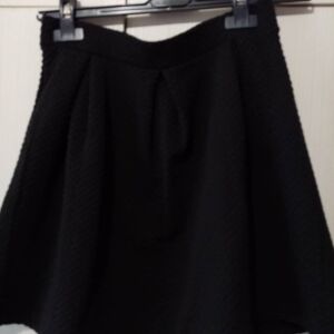 Small stradivarius mini φούστα, στενή μέση και ανοιχτή κάτω, με ανάγλυφες μαύρες λεπτομέρειες πουα