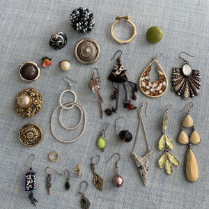 27 μονά σκουλαρίκια, για καλλιτέχνες που θέλουν να τα μετατρέψουν σε καρφίτσες/κρεμαστά, όλα 20 ευρώ