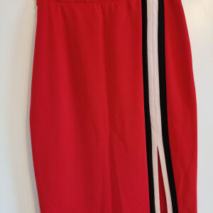 Κόκκινη φούστα πενσιλ