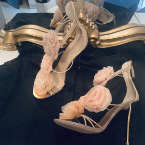 Giuseppe zanotti rosette  heels no 39