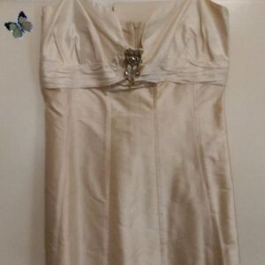 φόρεμα σαντουκ με κόσμημα καρφίτσα