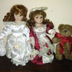 2 πορσελάνινες κούκλες μαζί +(δώρο αρκουδάκι)