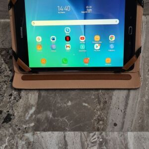 Tablet Samsung Galaxy TAB A 9,7'' SM - T555 16 GB. Wi Fi. Καινούργιο. Σχεδόν αμεταχείριστο. Με θήκη sport αναδιπλούμενη η οποία κρατά το tablet για να στέκεται μπροστά μας σε 3 θέσεις.
