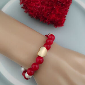 Δώρο για την γυναίκα ελαστικό βραχιόλι με κόκκινο νεφρίτης πέτρες και λευκές πέρλες του γλυκού νερού με μεταλλική χρυσή ματ καρδιά στη μέση