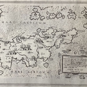 Χάρτης της Κρήτης ξυλογραφία του τέλους 19ου αιώνα αρχικά ο χαρτης χαράχθηκε στη Βενετία το 1562 από τον ferrndus Bertellus 15x11cm