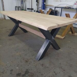 Τραπέζι από μασίφ ατόφιο δρύινο ξύλο σε διαστάσεις 2.15 χ 0.90 σε χιαστι μεταλλική στιβαρή βάση.